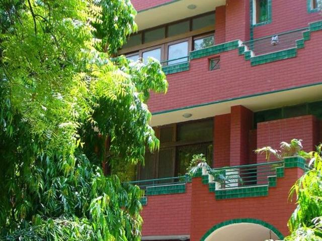 Sector 50, Noida Central 6 Bedroom 360 Sq. Mt. Builder Floor in Sector 50 Noida Listing ID: #10412