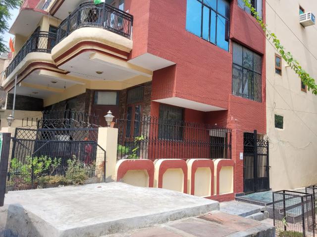 Sector 55, Noida Central 6+ Bedroom 453 Sq. Mt. Villa in Sector 55 Noida Listing ID: #10379