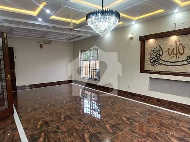 Sector C 8 Marla House For Rent