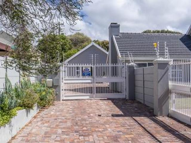 secure 1 bed cottage with private ga.