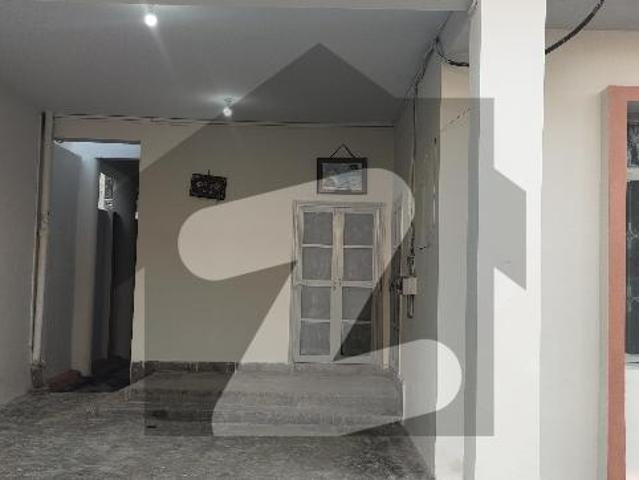 Security mahaul ke andar ek bahut hi khubsurat home for rent Askari 3