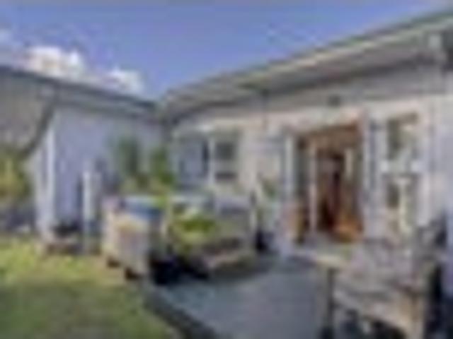 SECLUDED AND VERY CENTRAL FAMILY OASIS