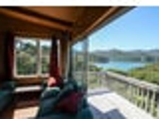 Secluded Bush Hideaway with Breathtaking Sea Views
