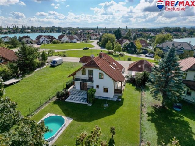 Seenahe Lage mit Badeplatz – Einfamilienhaus am Schloßsee 2. Reihe inkl. Seezugang, ca. 125 m² Wfl
