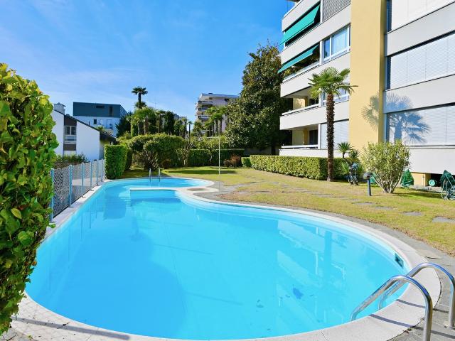 Seeblick, große Flächen und Schwimmbad: elegante Wohnung in Minusio