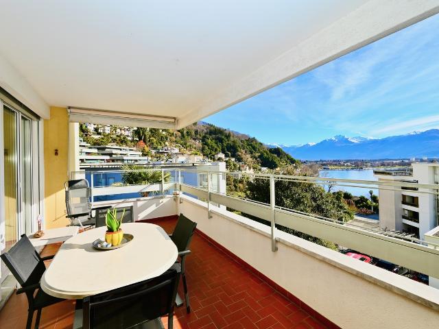 Seeblick, große Flächen und Schwimmbad: elegante Wohnung in Minusio