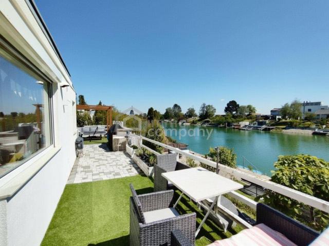 Seeliegenschaft leistbar gemacht: Haus am Wasser mit Traumterrasse & eigenem Steg