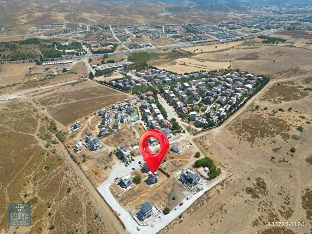SEFERİHİSAR GİRİŞİ CEVREKENT SİTESİN DE 300 M2 ARSA