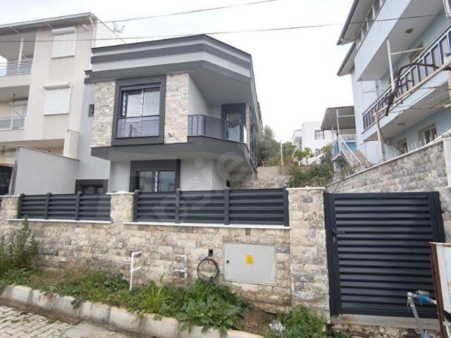Seferihisar ürkmez de satılık bahçeli villa
