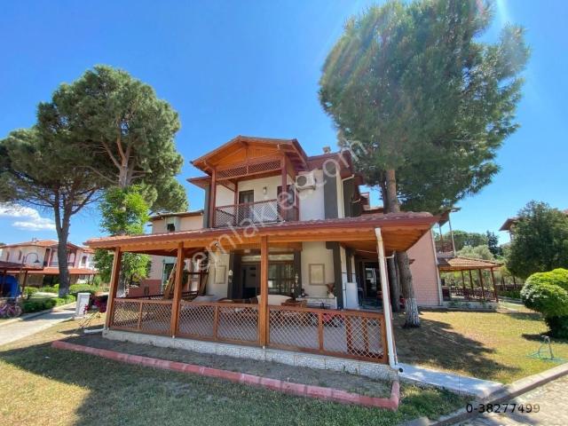 Seferihisar Ürkmez'de Satılık 3+1 Site İçinde Geniş Bahçeli Havuzlu Deniz Tarafında Villa