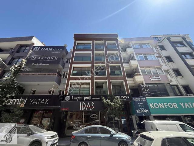 Seferihisar Çarşı Merkezinde Geniş Teraslı 2+1 Satılık Daire