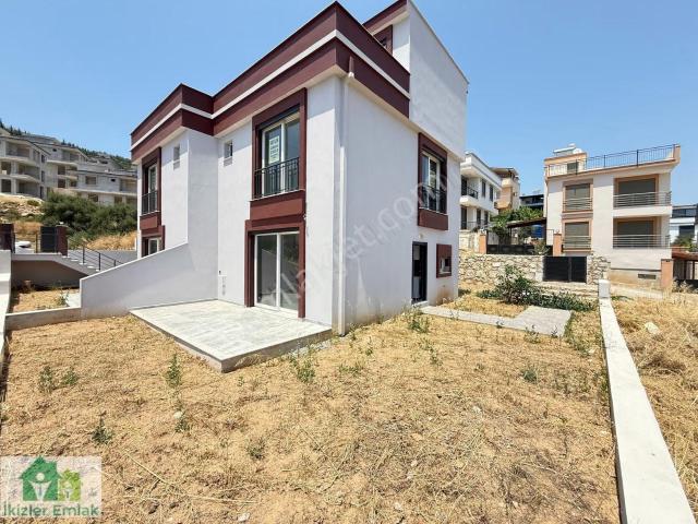 Seferihisar Doğanbeyde Satılık 3+1 Deniz Manzaralı Bahçeli Villa