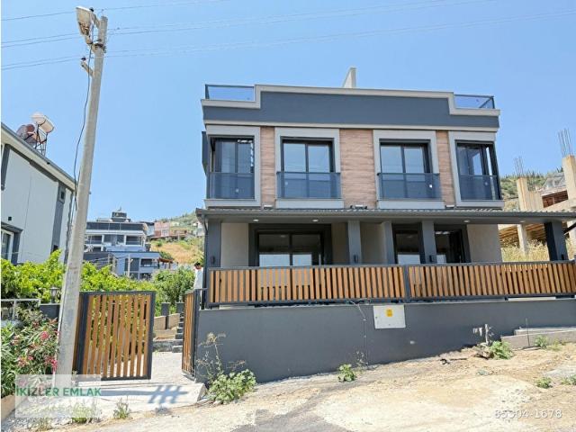 Seferihisar Doğanbeyde Satılık 3+1 Deniz Manzaralı Bahçeli Villa