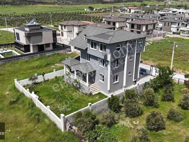 Seferihisar Düzce'de 451m² Arsa İçinde 5+1 Triplex Villa
