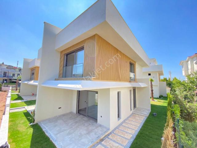 Seferihisar Mersin Alanı Denize 350 m, Havuzlu Ve Yerden Isıtmalı Lüks Köşe Villa