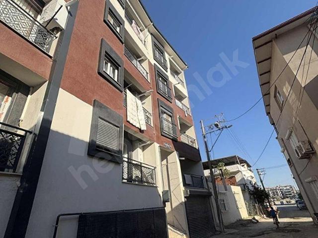Seferihisar pazaryerinin arkasında kapalı otoparklı 2+1 daire