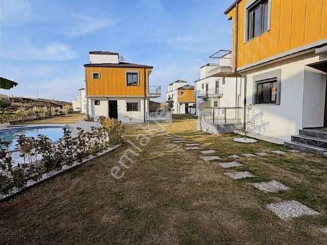 Seferisar Çevrekent Sitesinde 3+1 Kiralık Villalar