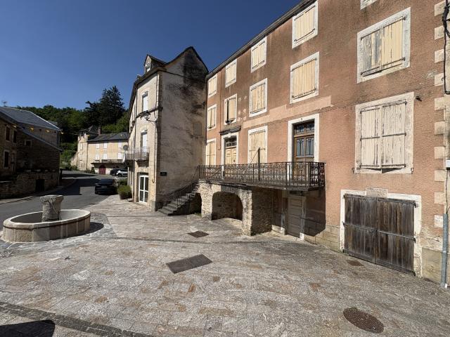 Ségur en Aveyron. Magnifique propriété de caractère avec jardin en centre village