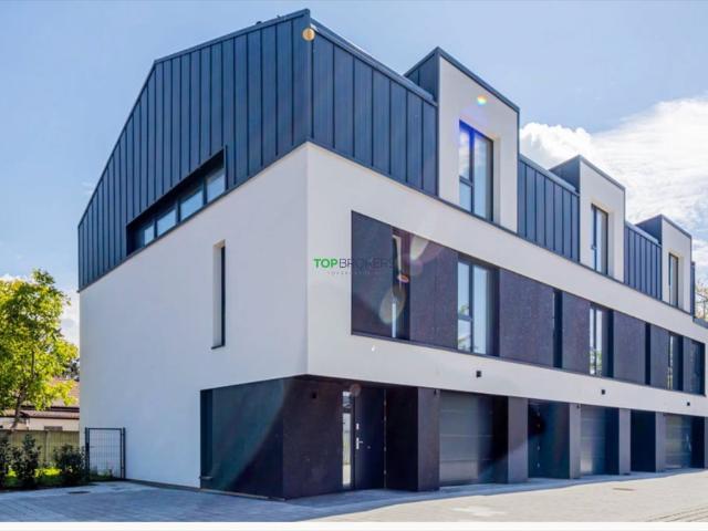Do sprzedania przestronny dom 209 m² z garażem i ogrodem w Bielanach