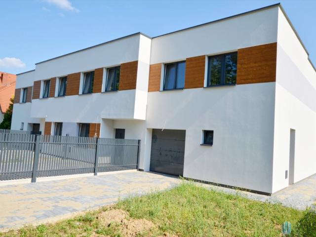 Segment skrajny 120 m2, garaż, ogród, pełna infrastruktura