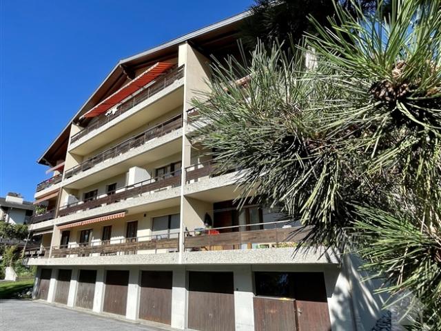 Sehr angenehme 4,5 Zimmer Wohnung mit Balkon/Terrasse im Süden und 2 Parkplätzen