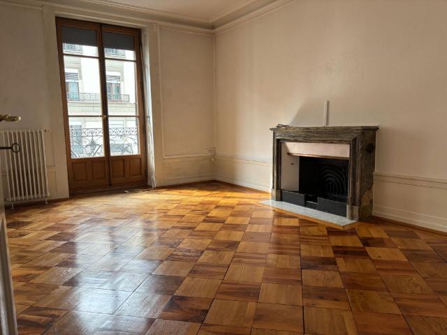 Sehr charmante 4 Zimmer Wohnung im Stadtteil Plainpalais. Viel Status!