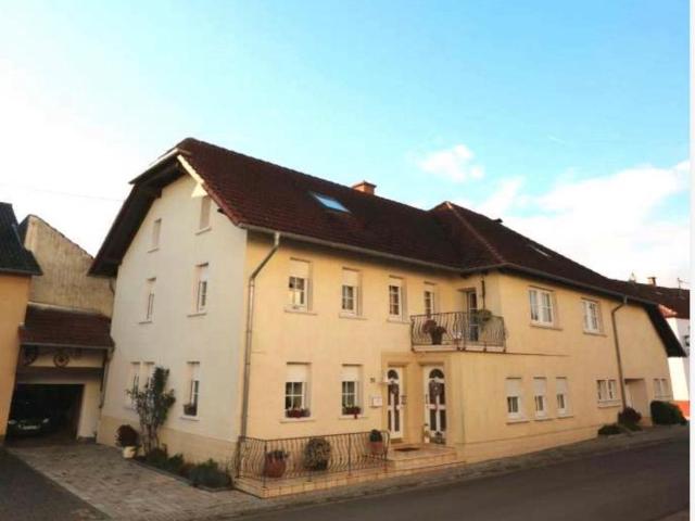 # Sehr charmantes 1 2 Familienhaus zu verkaufen #