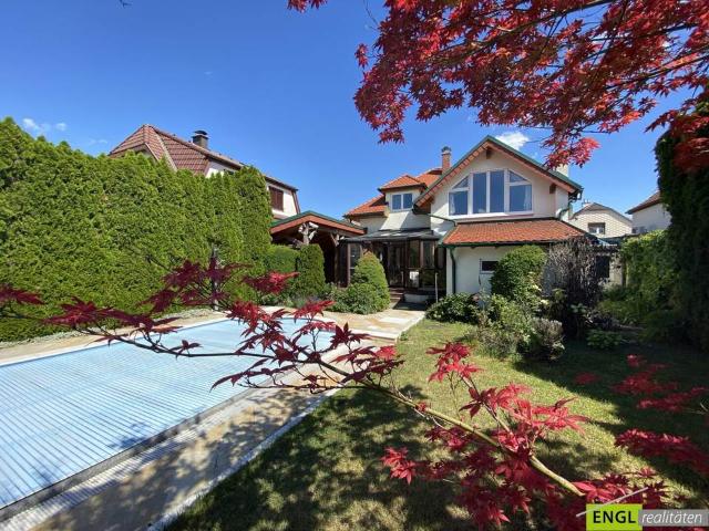 Sehr charmantes Einfamilienhaus mit traumhaftem Pool, Wintergarten, großem Carport und Garten mit einigen Extras