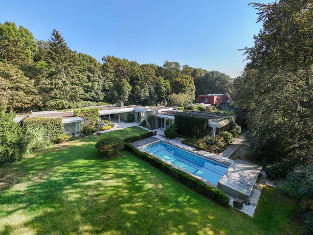 Sehr gepflegter Bungalow mit Einlieger Wohnung & Pool auf gut eingewachsenem Grundstück in Hahnwald