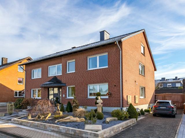 SEHR GEPFLEGTES EIN BIS ZWEIFAMILIENHAUS, KACHELOFEN, VOLLKELLER, SAUNA, DOPPELGARAGE