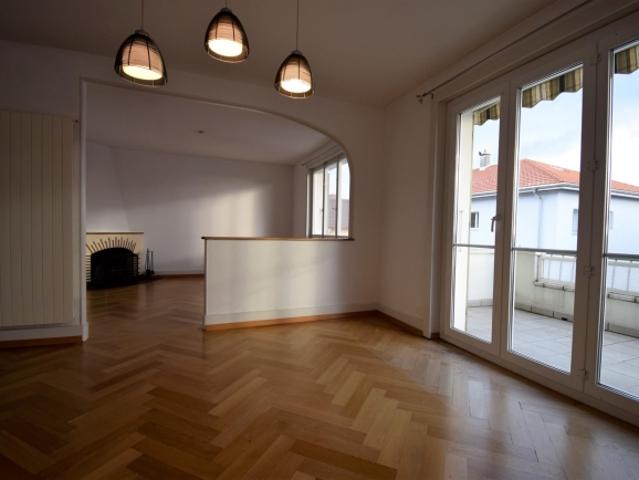 Sehr große und helle 3,5 Zimmer Wohnung mit großem Balkon