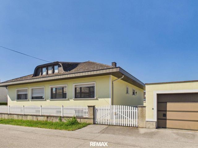 Sehr großer Bungalow mit 2 Terrassen, Keller, Dachausbaureserve, Garage mit 2 Stellplätzen