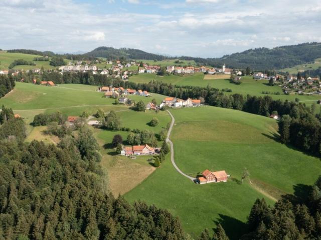 Sehr grosszügiges, renoviertes Appenzellerhaus mit absoluter Privatsphäre