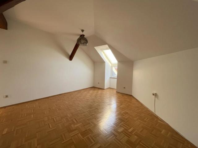 Sehr helle Dachgeschosswohnung in zentraler Lage – perfekt auch als 2er WG geeignet