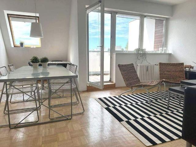 SEHR HELLE, GEPFLEGTE DG WHG. IM 5.OG WEITBLICK, WANNENBAD M. FENSTER RUHIG IM AFRIKASISCHES VIERTEL