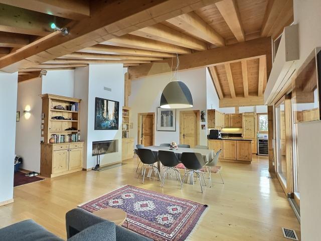 Sehr helle Penthouse Wohnung mit viel Charakter
