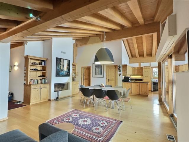 Sehr helle Penthouse Wohnung mit viel Charakter