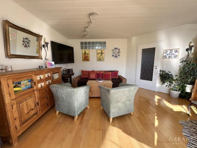 Sehr helle 4 Zimmer Wohnung mit Balkon und Garten!