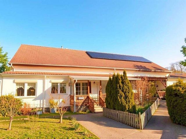 Sehr ruhig gelegenes Zweifamilienhaus mit großem Gartengrundstück und Carport