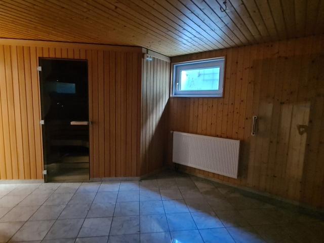 Sehr ruhige Siedlungslage Riesige teilbare Etagenwohnung mit 2 Balkonen, Garage, Sauna in einem sehr gepflegten Haus