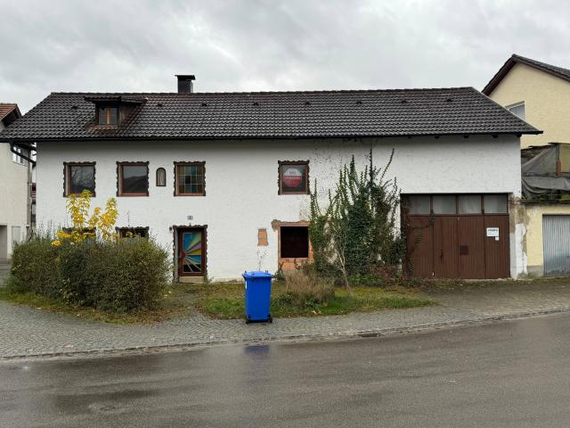 Sehr sanierungsbeduerftiges Einfamilienhaus