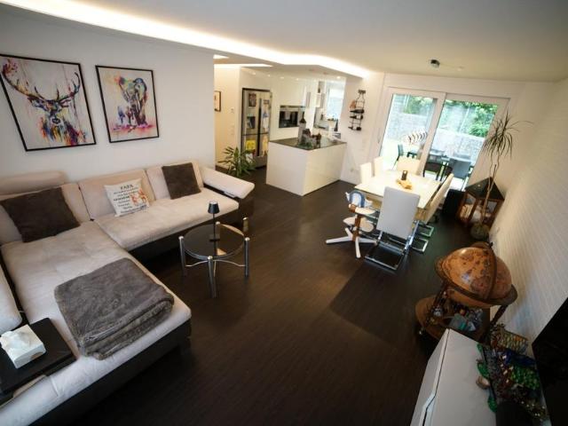 Sehr schöne 4 Zimmer EG Wohnung mit gehobener Innenausstattung un