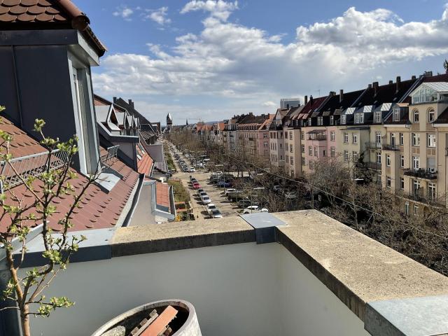 Sehr schöne 4,5 Zi Altbau Wohnung mit gehobener Innenausstattung mit Balkon und EBK in KA West