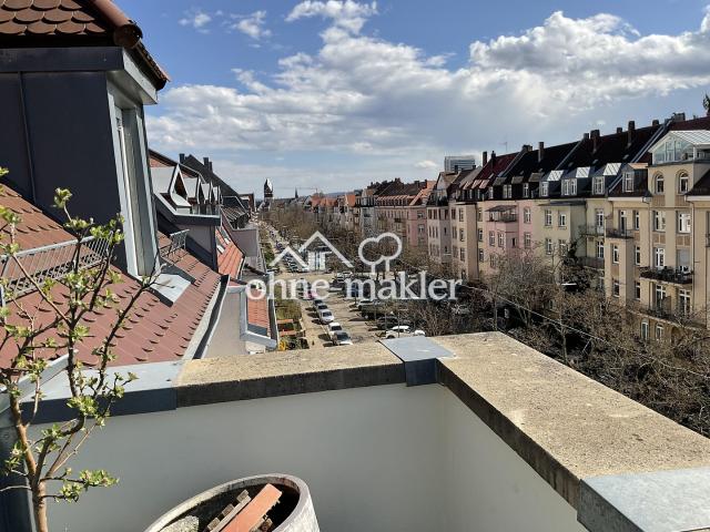 Sehr schöne 4,5 Zi Altbau Wohnung mit gehobener Innenausstattung mit Balkon und EBK in KA West