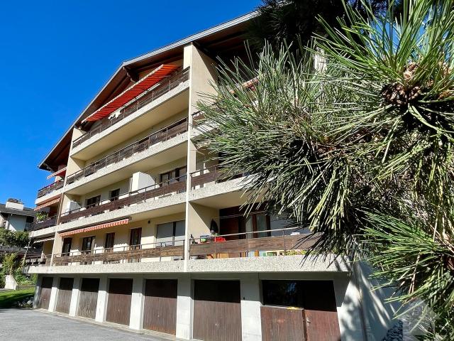 Sehr schöne 4.5 Zimmer Wohnung mit Südbalkon/Terrasse und 2 Parkplätzen