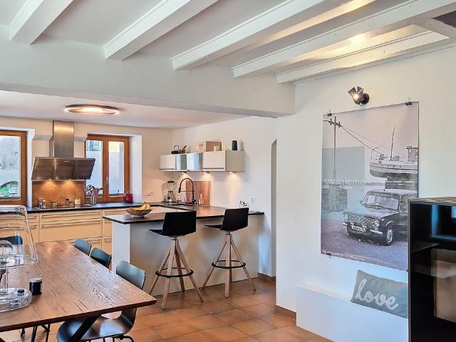 Sehr schöne 4,5 Zimmer + 1 unabhängiges Schlafzimmer  mit Terrasse und Garten