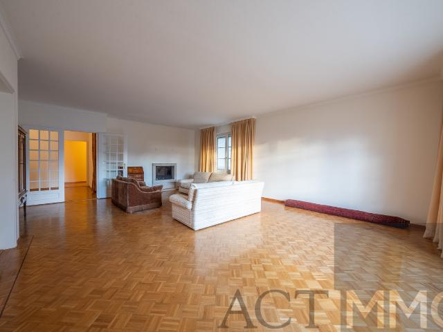 Sehr schöne 5 Zimmer Wohnung in ruhiger Lage mit privatem Park