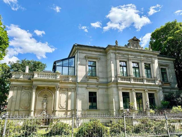 Sehr schöne 2,5 Zimmer Wohnung in einer der schönsten Villen von Dresden