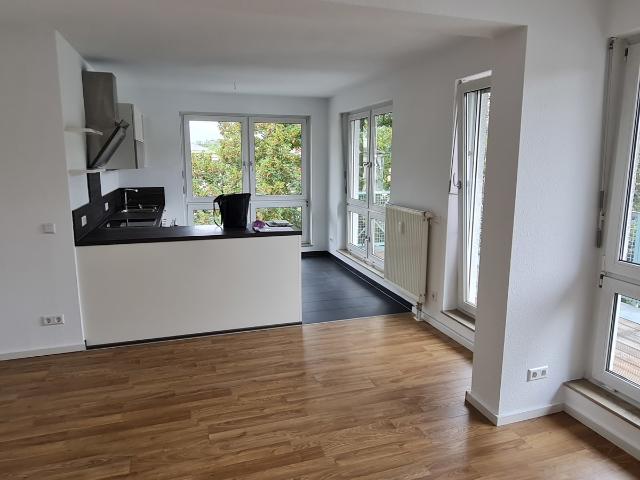 Sehr schöne und helle 2 RWE mit großem Balkon und Einbauküche!