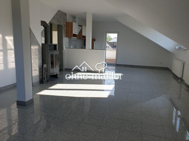 Sehr schöne und helle Dachgeschosswohnung mit sehr schöner Dachterrasse und Kaminofen sofort frei
